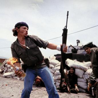 Sandinistes devant le quartier général de la Garde nationale à Estelí. Nicaragua, juillet 1979, Photo de Susan Meiselas