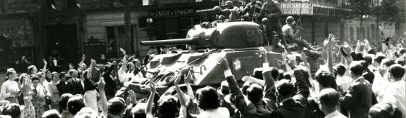 25 août 1944, Paris est libéré. La foule le char de la 2e division blindée « Franche-Comté » place Jean Lorrain.
