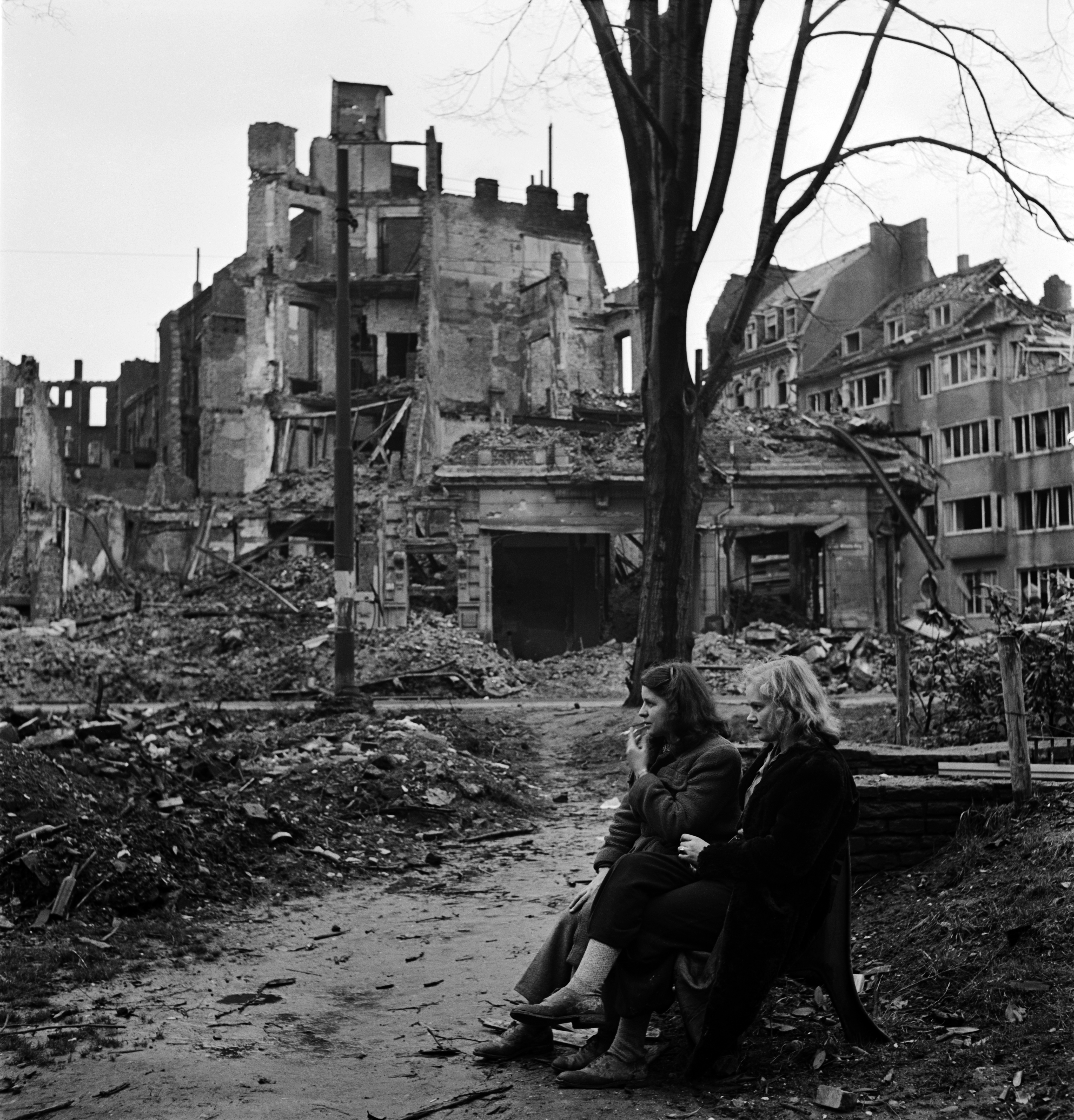 Lee Miller, Deux Allemandes sur un banc dans un parc au milieu des ruines. Cologne, Allemagne, 1945 © Lee Miller Archives, England 2021. All rights reserved. leemiller.co.uk