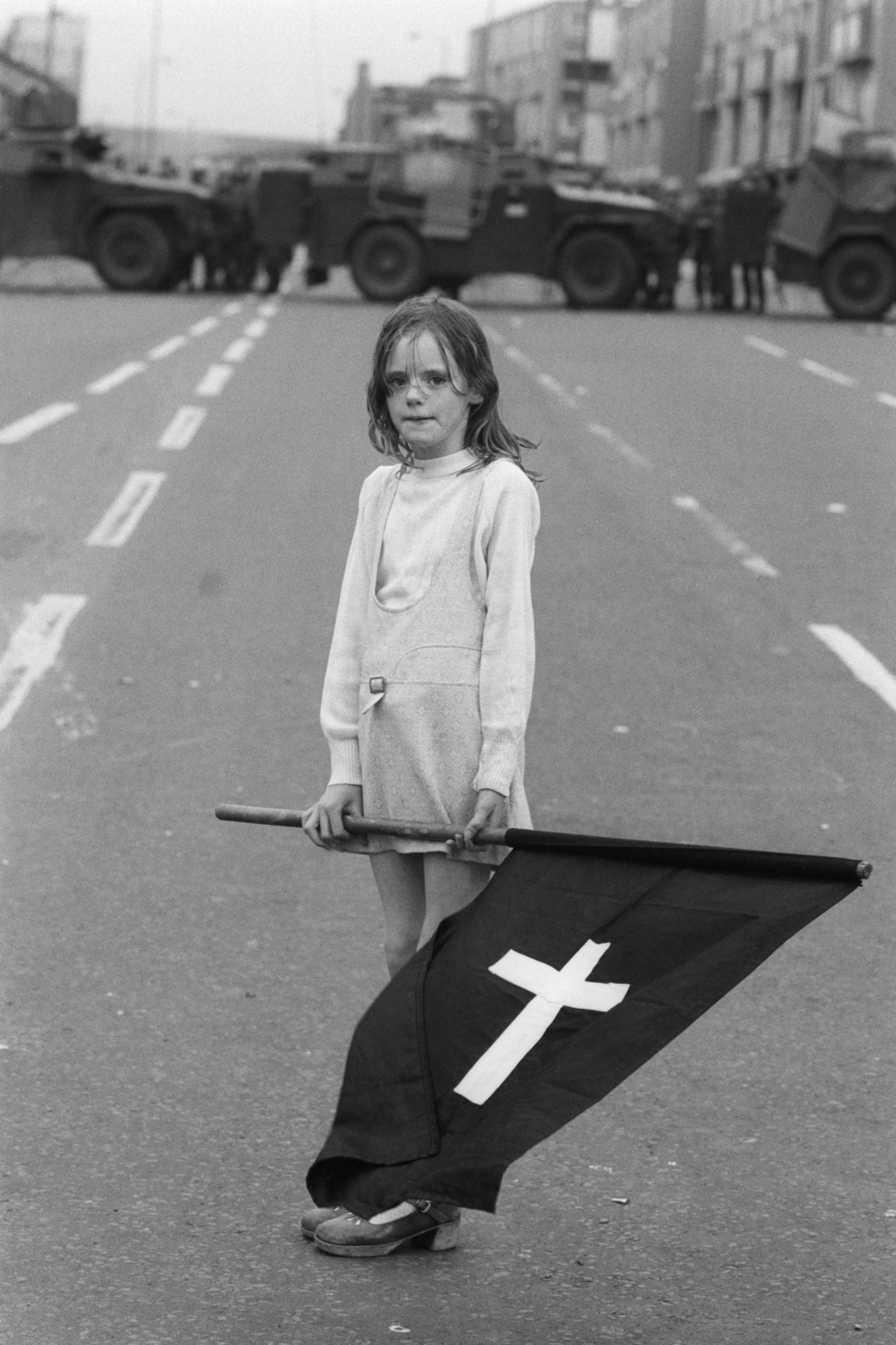 Christine Spengler, Funérailles d’un membre de l’IRA, Londonderry, Irlande du Nord, 1972. © Christine Spengler