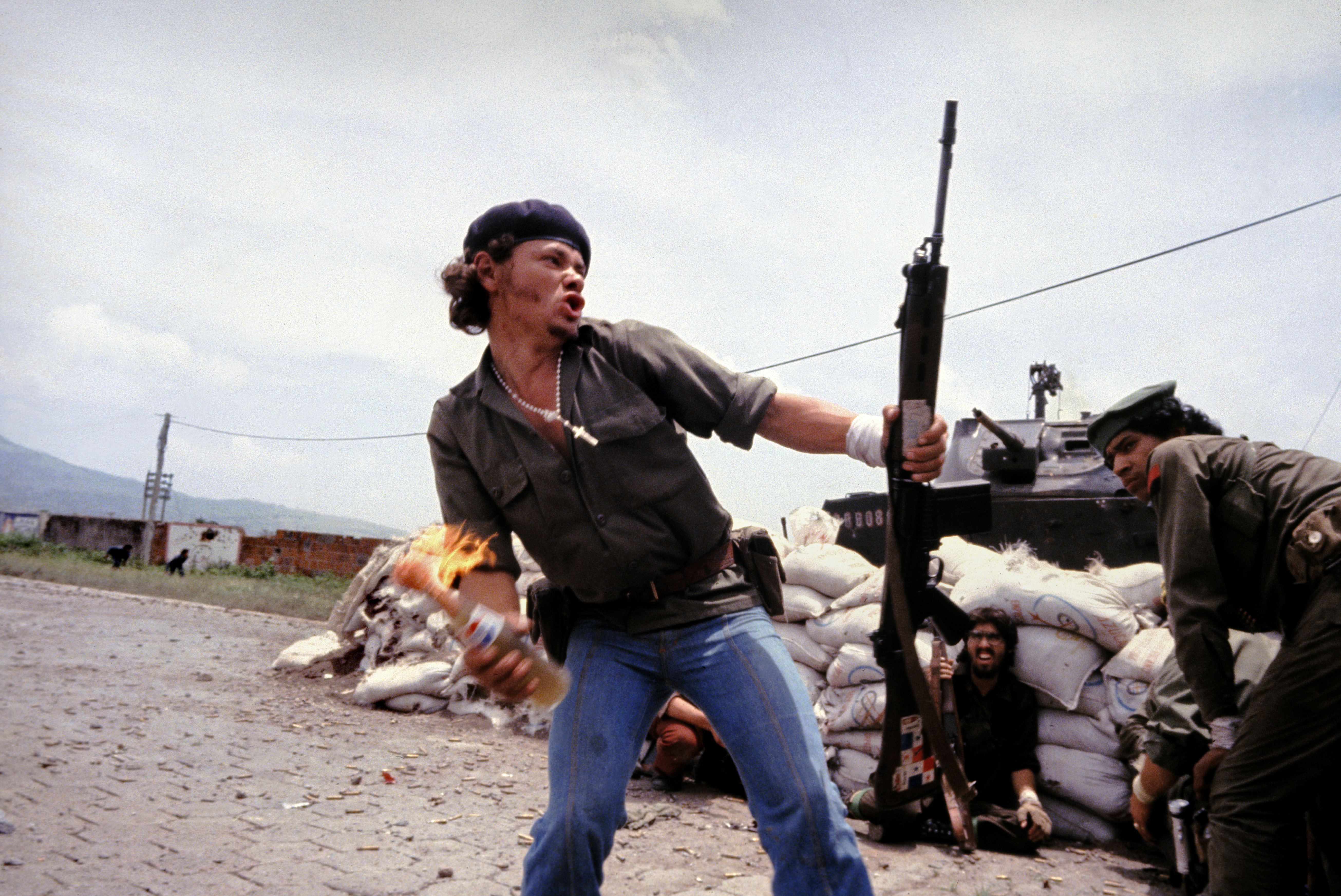 Susan Meiselas, Sandinistes devant le quartier général de la Garde nationale à Estelí. Nicaragua, juillet 1979 © Susan Meiselas / Magnum Photos