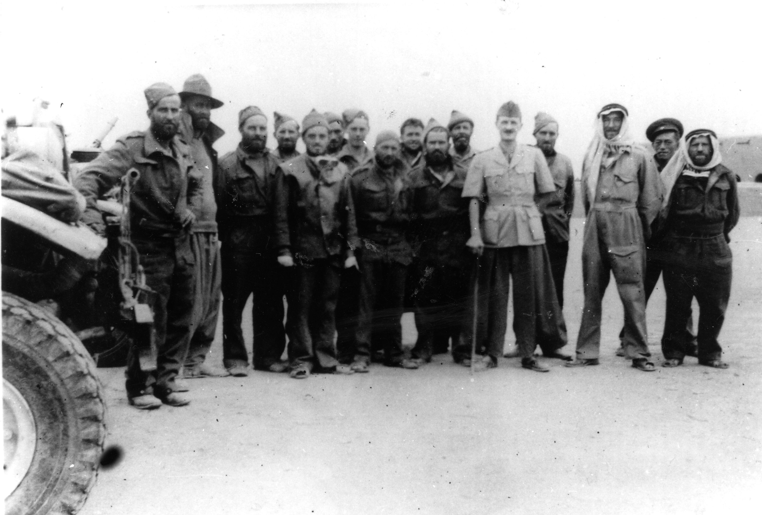 Leclerc au milieu des hommes de la patrouille néo-zélandaise R2 du LRDG, décembre 1941-janvier ou février 1942. 