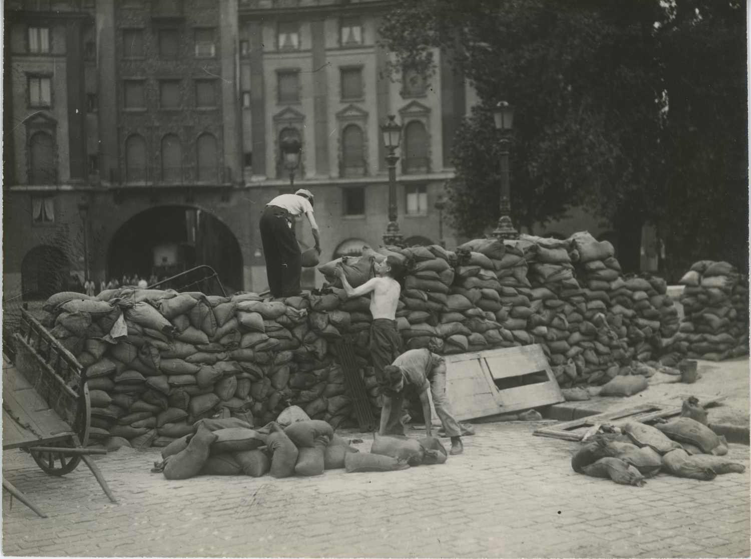 Août 1944, Paris. Barricade.