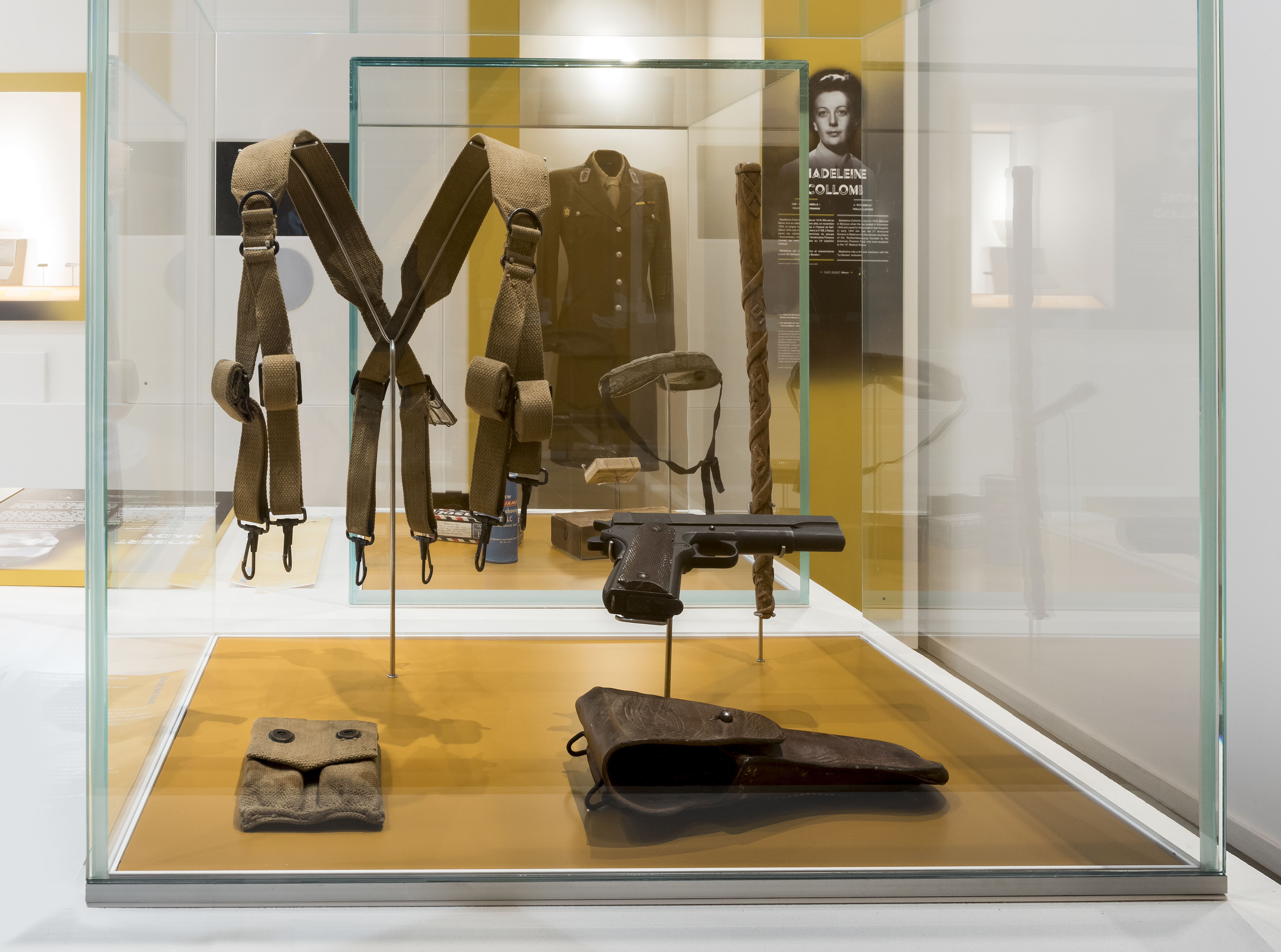 vue rapprochée d'une vitrine, salle "Leclerc chef de guerre"