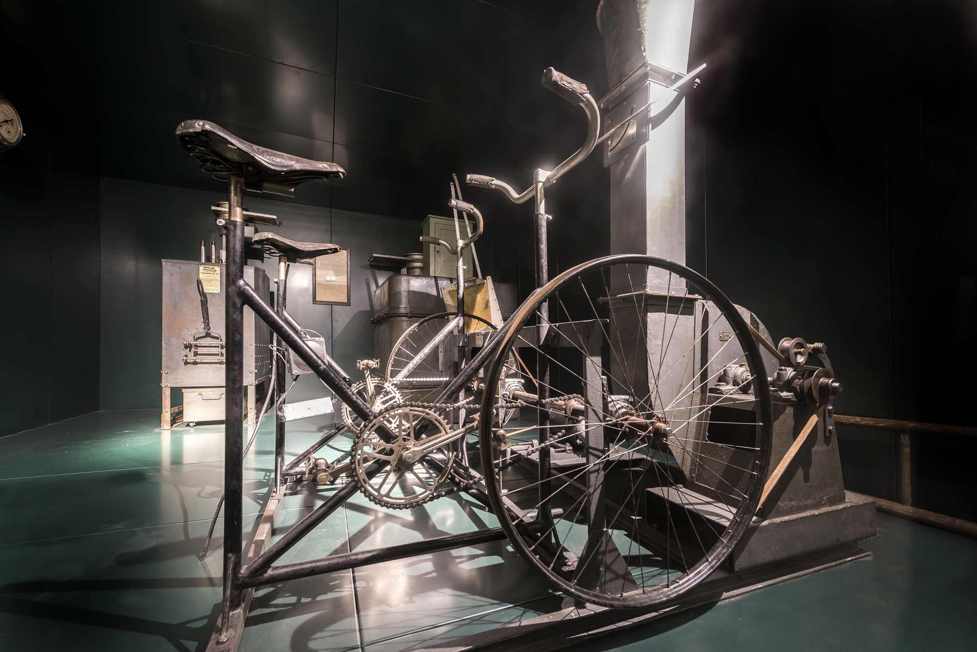 Cyclo-pédaleur dans l'abri de défense passive souterrain