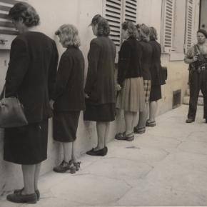 Photo d'archive : six femmes accusées de collaboration attendant d'être tondues