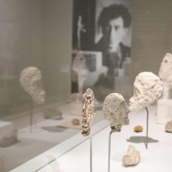 Vue de l'exposition Rol-Tanguy par Giacometti