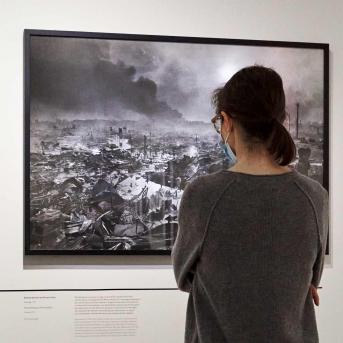 Vue de l'exposition avec public