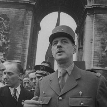 Le général de Gaulle défilant sur les Champs-Élysées le 26 août 1944