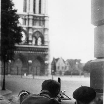 Photo d'archive : FFI en position de combat face à Notre-Dame de Paris, août 1944