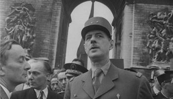 Le général de Gaulle défilant sur les Champs-Élysées le 26 août 1944