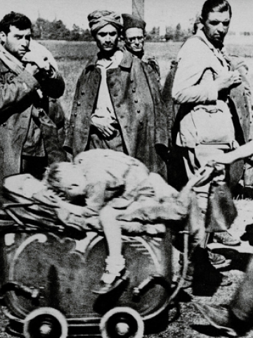 Guerre 1939-1945. Invasion de la France. Civils en exode croisant des soldats français prisonniers. Mai-juin 1940. 