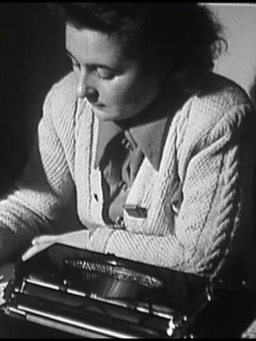 Photo d'archive. Cécile Rol-Tanguy dans le Poste de commandement souterrain de la Place Denfert-Rochereau. Septembre 1944.