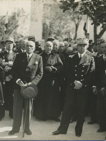 Photographie de Jean Moulin en costume de préfet lors d’une cérémonie officielle à Rodez /juin 1938