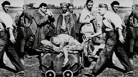 Guerre 1939-1945. Invasion de la France. Civils en exode croisant des soldats français prisonniers. Mai-juin 1940. 