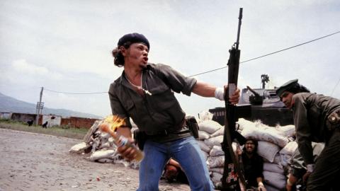 Sandinistes devant le quartier général de la Garde nationale à Estelí. Nicaragua, juillet 1979, Photo de Susan Meiselas