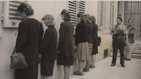 Photo d'archive : six femmes accusées de collaboration attendant d'être tondues