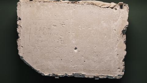 Carreau de Drancy avec inscription