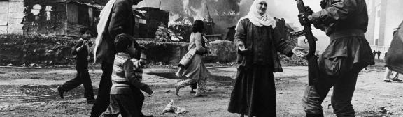 Photo Françoise Demulder, Le massacre du quartier de La Quarantaine. Beyrouth, Liban, 1976