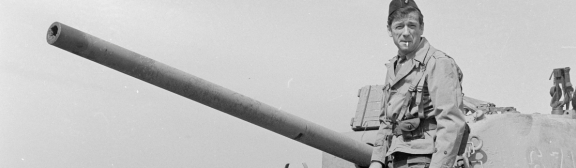 Yves Montant lors du tournage du film "Paris brûle t-il" 