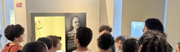 Groupe scolaire suivant une visite guidée du musée