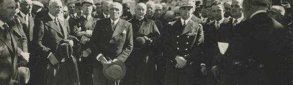Photographie de Jean Moulin en costume de préfet lors d’une cérémonie officielle à Rodez /juin 1938