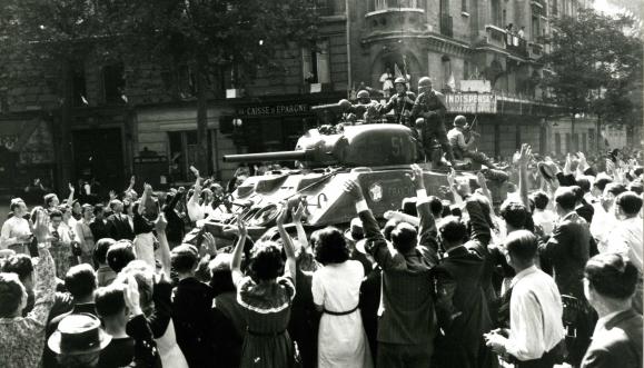 25 août 1944, Paris est libéré. La foule le char de la 2e division blindée « Franche-Comté » place Jean Lorrain.
