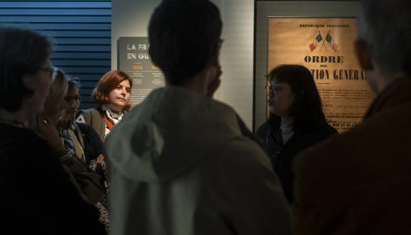 Visiteurs en visite guidée dans le parcours permanent