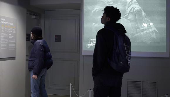 Visiteurs dans le parcours permanent