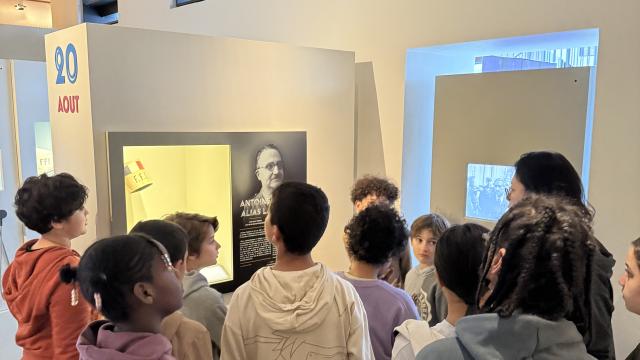 Groupe scolaire suivant une visite guidée du musée
