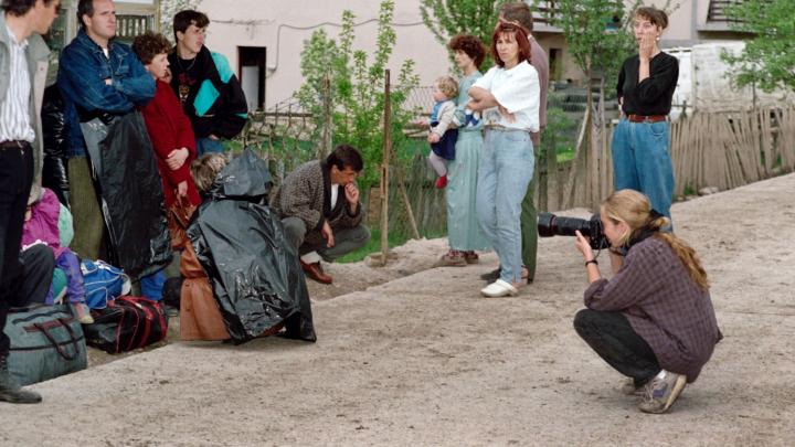 BOSNIE GUERRE-RÉFUGIÉS-PRESSE Un photographe de presse prend une photo d'un groupe de réfugiés fuyant leur maison, le 05 mai 1993 à Vitez. Photo JEAN-PIERRE MULLER / AFP