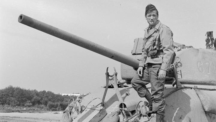 Yves Montant lors du tournage du film "Paris brûle t-il"