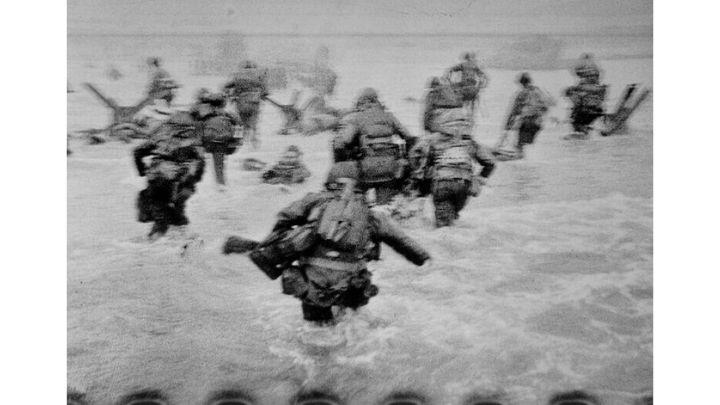 Des troupes loyalistes lors d ’ une offensive sur le Rio Segre, sur le front d ’ Aragon près du Fraga, Espagne, 7 novembre 1938.