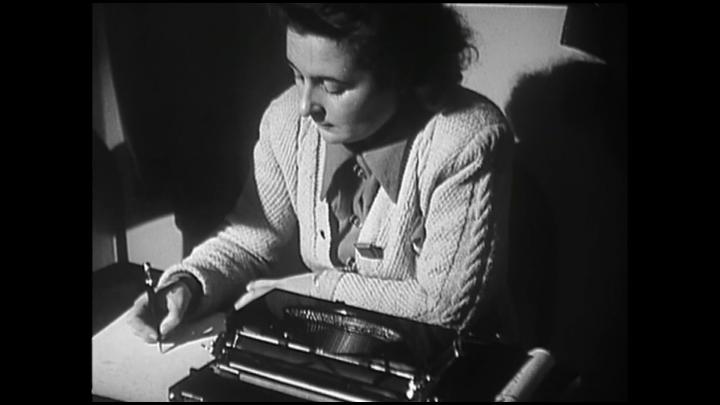 Photographie d'archive. Cécile Rol-Tanguy dans le poste de commandement souterrain de la place Denfert-Rochereau. Septembre 1944.