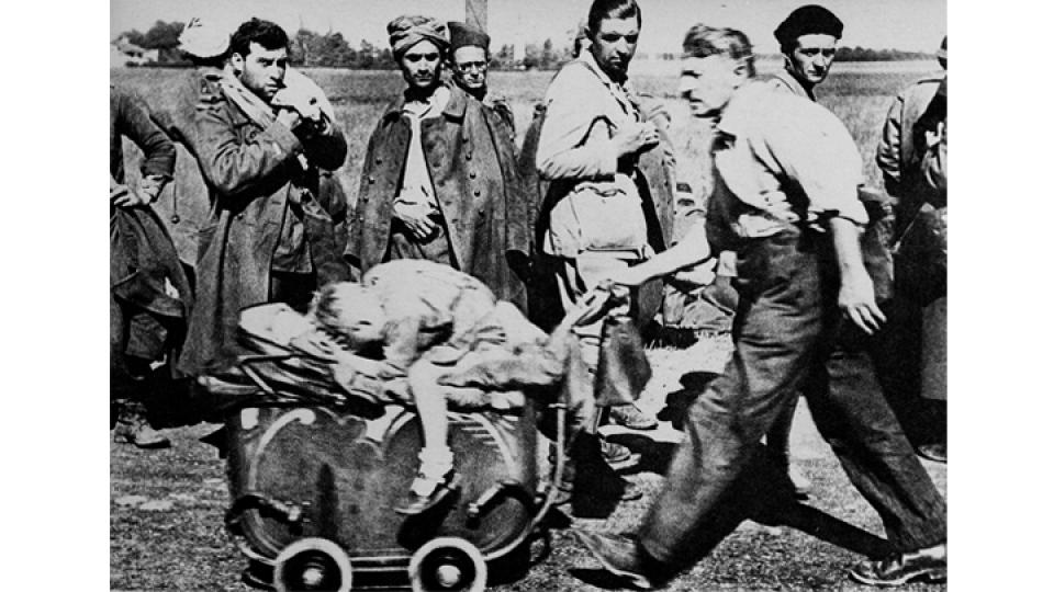 Photo d'archive : . Civils en exode croisant des soldats français prisonniers. Mai-juin 1940. 