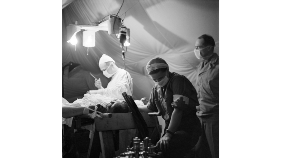 Chirurgien et anesthésiste réalisant une opération dans le 44e hôpital de campagne près de La Cambe en Normandie. France, 1944, Photo Lee Miller