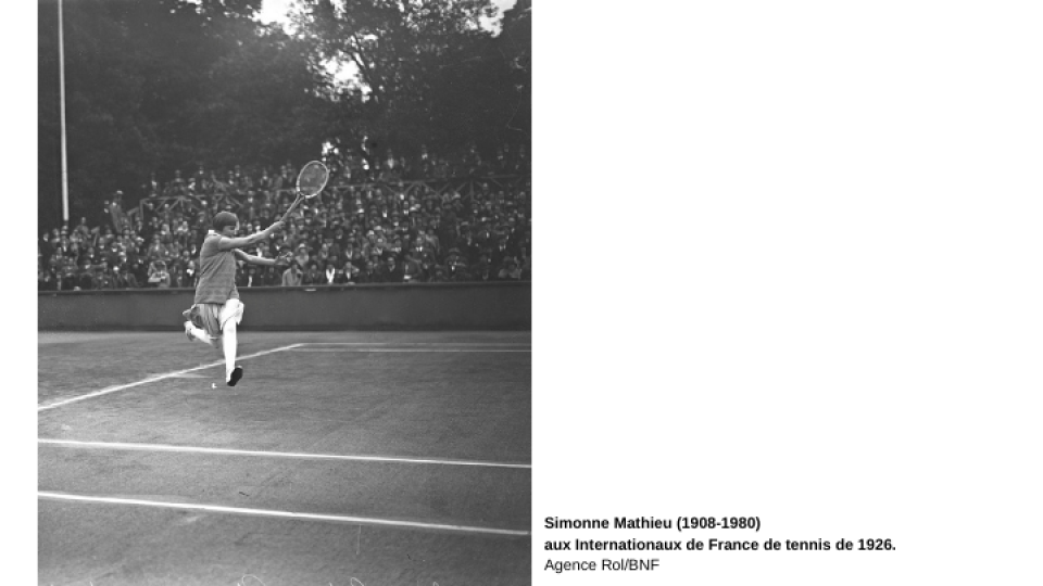 Simonne Mathieu (1908-1980) aux Internationaux de France de tennis de 1926. Agence Rol/BNF