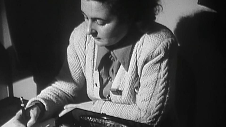Photo d'archive. Cécile Rol-Tanguy dans le Poste de commandement souterrain de la Place Denfert-Rochereau. Septembre 1944.