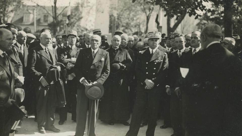 Photographie de Jean Moulin en costume de préfet lors d’une cérémonie officielle à Rodez /juin 1938